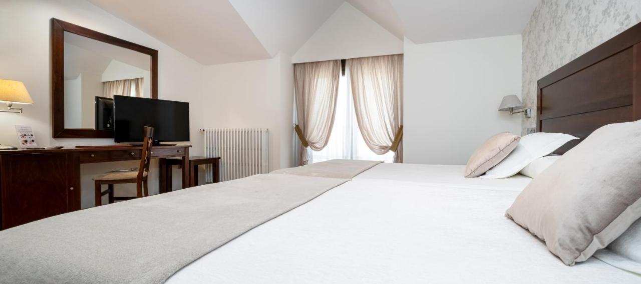 Hotel Villa Virginia Sabiñánigo Zewnętrze zdjęcie